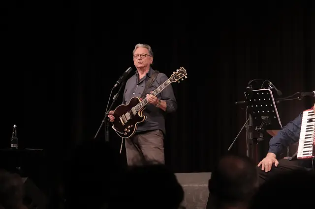 Zwischen den Songs trat Günter Grünwald ans Mikro und erzählte humorvolle Anekdoten.  | Foto: © Lena Schwärzli, Stadtverwaltung Pfaffenhofen a. d. Ilm