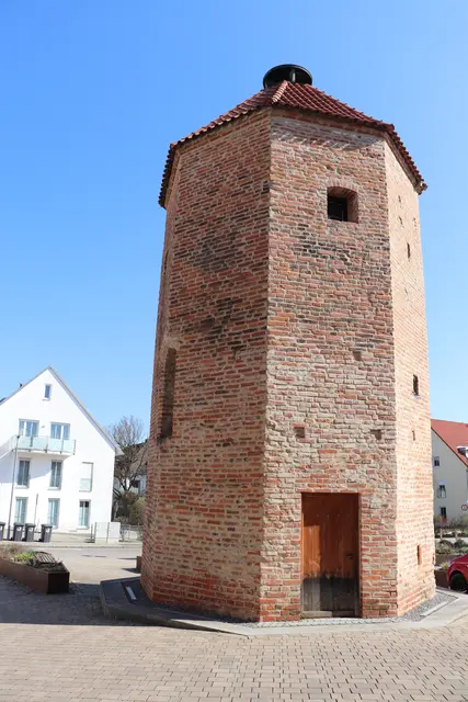 Der Hungerturm in Pfaffenhofen wird am Samstag eine Stunde lang unbeleuchtet sein.  | Foto: © Nadin Klier