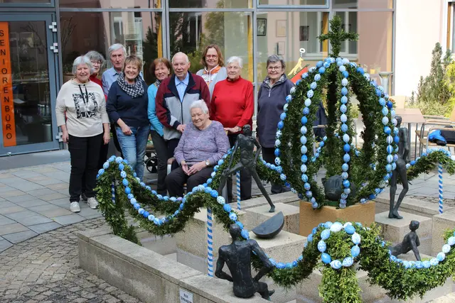 Jedes Jahr schmücken Ehrenamtliche Helferinnen und Helfer den Osterbrunnen im Innenhof. | Foto: © Seniorenbüro