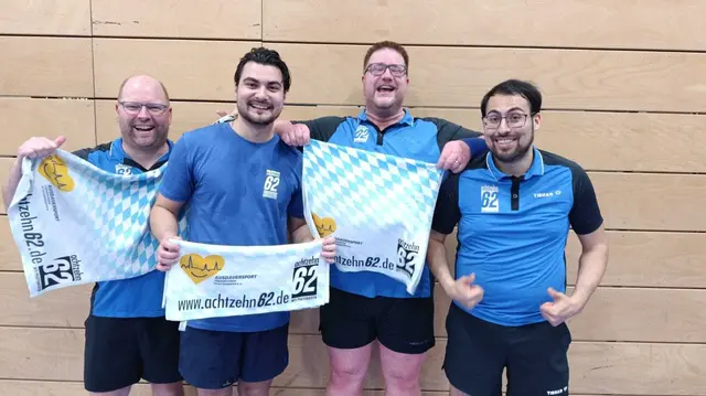 Die zweite Mannschaft feiert die Meisterschaft und den Aufstieg in die Tischtennis-Bezirksliga.
vlnr.: Christian Bolzer, Aziz Islamov, Thomas Freitag und Daniel Weithofer
