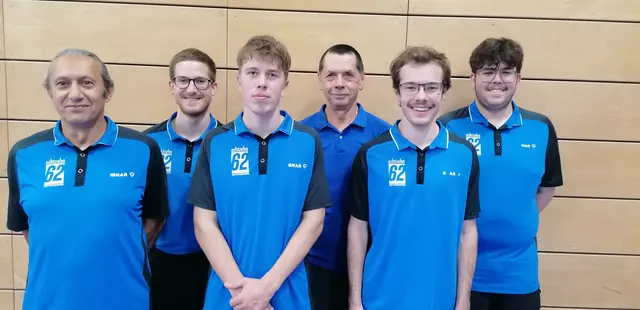 Die achte Mannschaft ist ebenfalls Meister und steigt in die Bezirksklasse C auf. 
vlnr.: Masoud Maysami, Daniel Eckert, Marcel Schmidt-Kapell, Dietmar Gülke, Armin Höcherl, Jonathan Strohhofer.

Es fehlen Alexander Scheider, Hung Nguyen, Marco Seifert, Michael Meidinger und Markus Hartmann