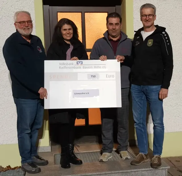 Auf dem Foto von links:
Stefan Stolz Feuerwehr Uttenhofen, Petra Helfer schmerfrei eV, Stefan Rankl Theaterspielgruppe Uttenhofen, Stefan
Thalmeier Dorfschützen Uttenhofen | Foto: Trixi Thalmeier