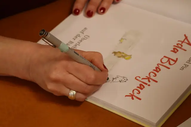 Isabel Pin signierte ihre Bücher auf ganz persönliche Art und Weise | Foto: Brendel
