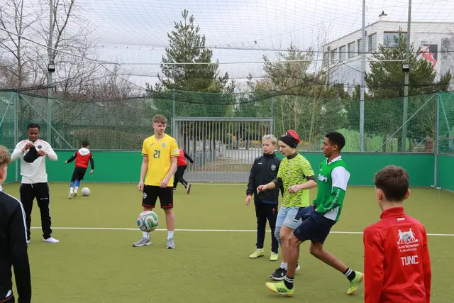 Die Teilnehmenden lieferten sich beim Soccer-5-Turnier im Rahmen der Wochen gegen Rassismus spannende Spiele auf dem Platz.  | Foto: © Jugendparlament Pfaffenhofen
