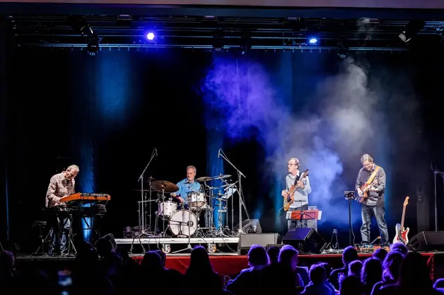 Groove Galaxy bringt mit ihrem energiegeladenen Jazzrock das Publikum der Pfaffenhofener Winterbühne im Festsaal des Rathauses zum Mitwippen. | Foto: © Yannick Thedens