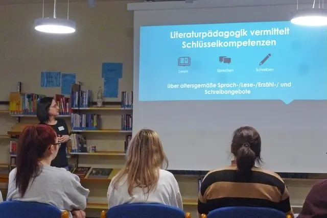 Büchereimitarbeiterin Elisabeth Brendel vermittelt angehenden Kinderpflegerinnen in der Stadtbücherei praxisnahe Methoden der Literaturpädagogik.  | Foto: © M. Erichsen