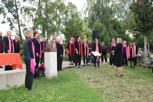 Das Friedensgebet am Baum der Religionen wird in diesem Jahr wieder von den "Voices of Joy" musikalisch gestaltet.