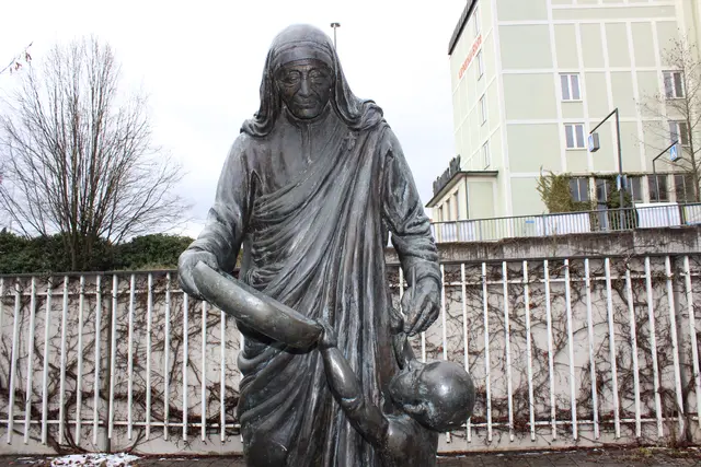Die Mutter-Teresa-Statue steht seit zehn Jahren auf dem Pfaffenhofener Pfarrplatz. Am 14. Juni wird hier ein großes Jubiläumsfest gefeiert. 
