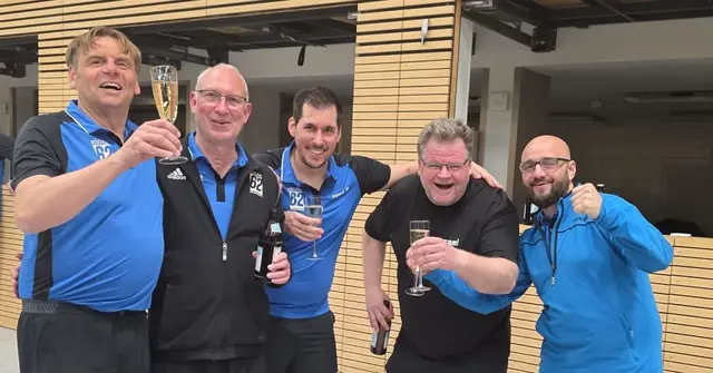 Große Freude herrschte bei der vierten Mannschaft, die am vergangenen Freitag Meister der Bezirksklasse B-Süd wurde.
vlnr.: Rainer Hoffmann, Rainer Bouwmans, Patrick Endres, Jochen Maurer, Axel Mahler