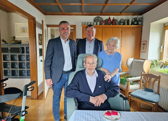 Zum 65. Hochzeitstag freute sich das Ehepaar Hobmeier über die Glückwünsche von Bürgermeister Thomas Herker und Landrat Albert Gürtner.
 | Foto: © Lena Schwärzli, Stadtverwaltung Pfaffenhofen a. d. Ilm