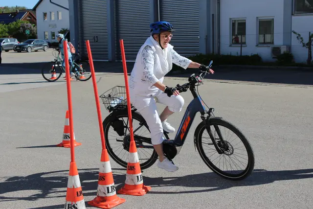 Das E-Bike-Training vermittelt Seniorinnen und Senioren theoretische Grundlagen und praktische Übungen für mehr Sicherheit im Straßenverkehr.  | Foto: © Seniorenbüro