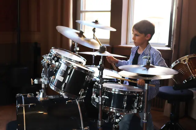 Beim Vorspielabend „Taste / Timing / Ton“ präsentieren Schülerinnen und Schüler der Städtischen Musikschule Pfaffenhofen ihr Können unter anderem am Schlagzeug.  | Foto: © Stadtverwaltung Pfaffenhofen a. d. Ilm