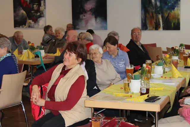 Der bunte Nachmittag im Café Hofberg lädt Seniorinnen und Senioren zum geselligen Beisammensein ein | Foto: © Seniorenbüro