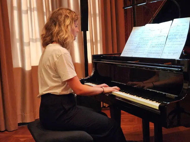 Beim Vorspiel „Klangfarben am Klavier“ zeigen die Schülerinnen und Schüler ihr Können am Instrument.  | Foto: © Stadtverwaltung Pfaffenhofen a. d. Ilm