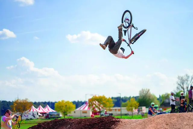Bei bestem Wetter kamen am vergangenen Samstag rund 75 Fahrende und etwa 200 Besucher zum vierten IlmJam im Dirtpark. | Foto: ©Tom Börner