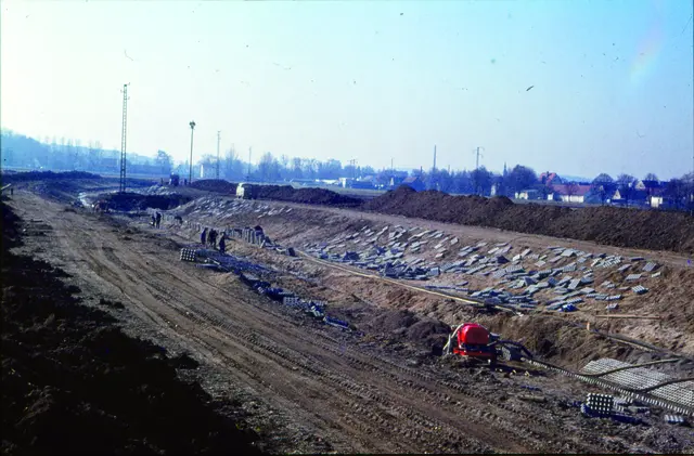 Entlang der Ilm erfolgten ab den 1970er Jahren Maßnahmen zur Hochwasserfreilegung.  | Foto: Stadtarchiv Pfaffenhofen