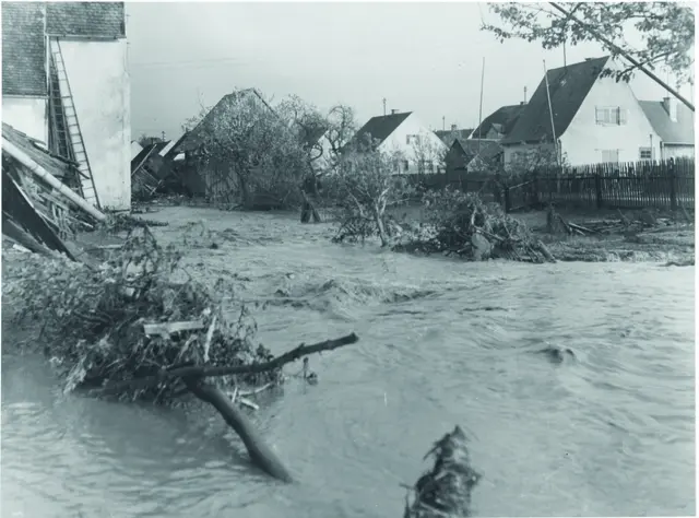 Das Pfingsthochwasser 1941 setzte die Quellengasse und benachbarte Straßen vollkommen unter Wasser.  | Foto: Stadtarchiv Pfaffenhofen