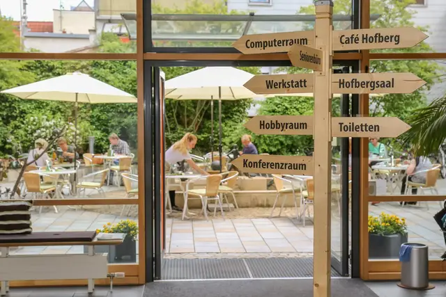 Das Seniorenbüro bietet im Mai Kurse wie Augen-Yoga und „Mit Schwung in den Tag“ zur Förderung von Gesundheit und Bewegung an. | Foto: © Seniorenbüro