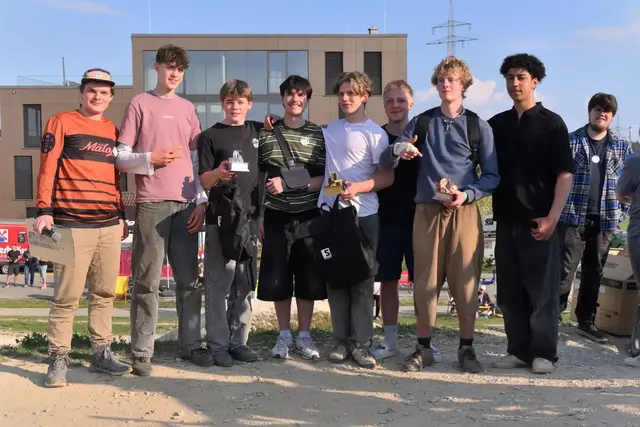 Bei der Siegerehrung des „Best Line Contest“ beim IlmJam im Dirtpark Pfaffenhofen: v. l. n. r. Jonas Hirsch, Alexander Podobnik, Tobias Hanel, Luis Peters, Ricardo Gabriel, Simon Richter, Simon Klar, Leonardo Kovacs und Felix Grimm.  | Foto: ©Stadtjugendpflege