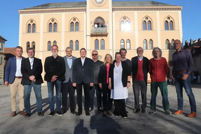 Bürgermeister Thomas Herker mit den ausscheidenden Stadtratsmitgliedern.
 | Foto: © Stadtverwaltung Pfaffenhofen a. d. Ilm