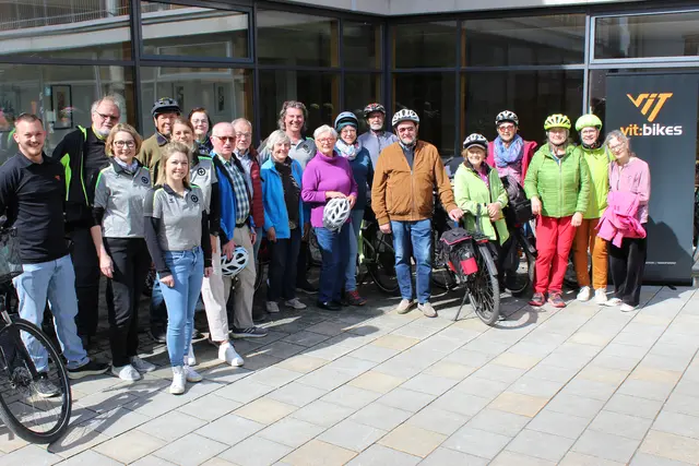 Mehr Sicherheit im Alltag: Das E-Bike-Training am Hofberg stieß bei den Seniorinnen und Senioren auf große Resonanz.  | Foto: © Seniorenbüro
