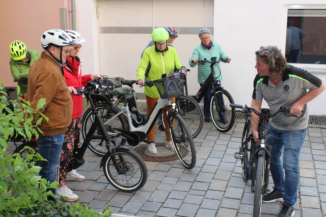 
Beim E-Bike-Training am Hofberg wurde der richtige Umgang mit dem Fahrrad direkt in der Praxis geübt und erklärt | Foto: © Seniorenbüro