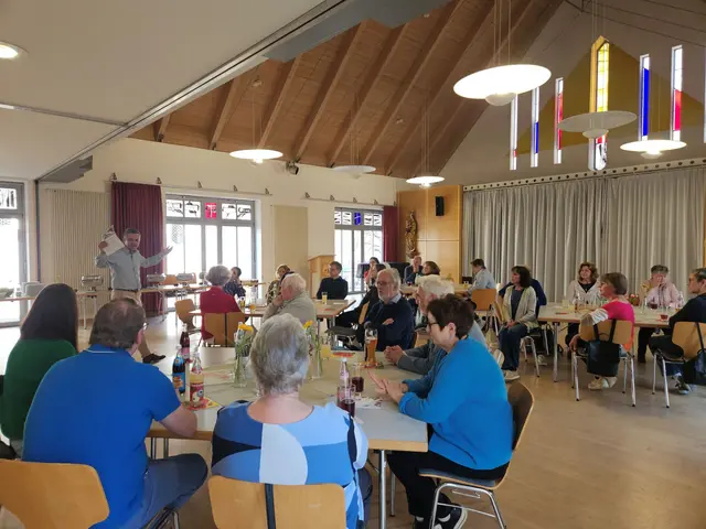 Beim gemeinsamen Abendessen der ehrenamtlichen Mitarbeiterinnen und Mitarbeiter der Stadtbücherei Pfaffenhofen dankte Bürgermeister Thomas Herker den Engagierten für ihren Einsatz und nutzte die Gelegenheit zum persönlichen Austausch. | Foto: Kneidl, Stadtbücherei