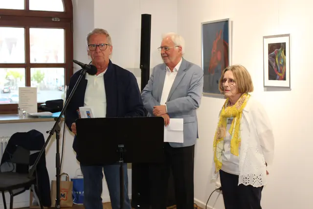 2. Bürgermeister Roland Dörfler, Kulturreferent Reinhard Haiplik und die Hettenshausener Künstlerin und Kuratorin Carine Raskin-Sander | Foto: E. Steinbüchler