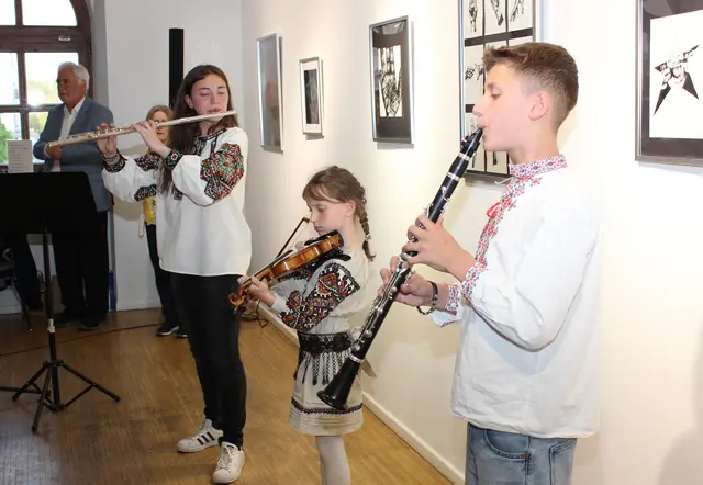 Die Geschwister Anastasia, Bernadetta undMarkiian Lytvyn spielten Volkslieder aus der Ukraine auf Querflöte, Geige und Klarinette. | Foto: E. Steinbüchler
