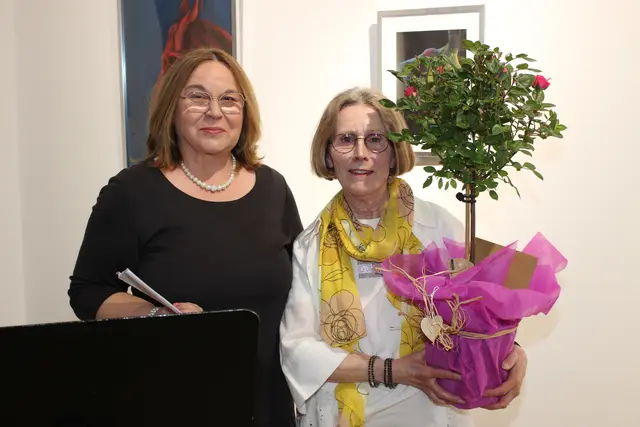 Die IKVP-Vorsitzender arita Emrich (links) bedankte sich bei Carine Raskin-Sander, die in den vergangenen 15 Jahren sieben Ausstellungen der Reihe "Die Kunsnt deines Nachbarn" kuratiert hat.   | Foto: E. Steinbüchler