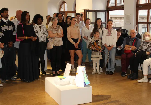 Zahlreiche Interessierte besuchten die Vernissage. Mit im Bild auch die Tänzerin Viktoria Hartmann und die jungen Musiker Anastasia, Markiian und Bernadetta Lytvyn. | Foto: E. Steinbüchler