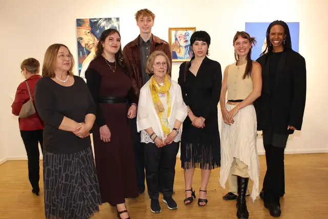 Die IKVP-Vorsitzende Marita Emrich (links) und Kuratorin Carine Raskin-Sander (Mitte) mit den jungen Künstlern (von links) Daria Zemerova, Loris van den Beld, Hanna Laura Emrich, Lea Ndreka, Dinah-Charles Francis. | Foto: Elisabeth Steinbüchler