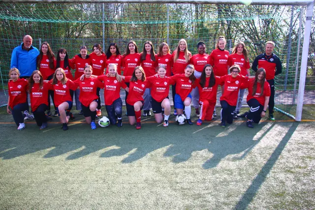 Mädchenmannschaft vor der Übergabe an den FSV Pfaffenhofen; links hinten = Heiner Bosse (Trainer Förderverein), rechts hinten = Jorin Hilsenbeck (Jugendleiter Mädchen FSV Pfaffenhofen)