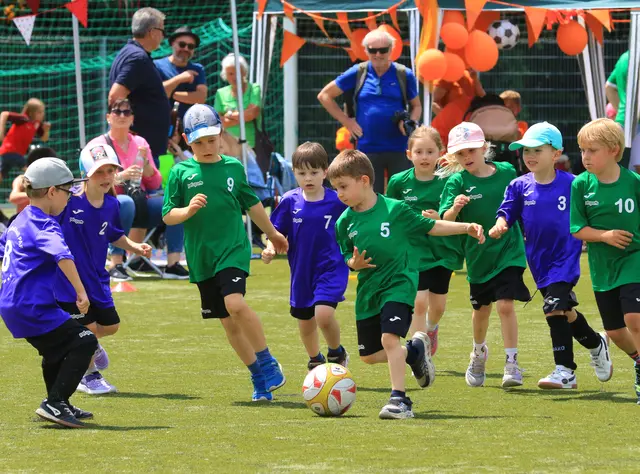 Spielszene KiGa-Cup 2024; Burzlbaam (dunkelgrün) gegen Ecolino (violett)