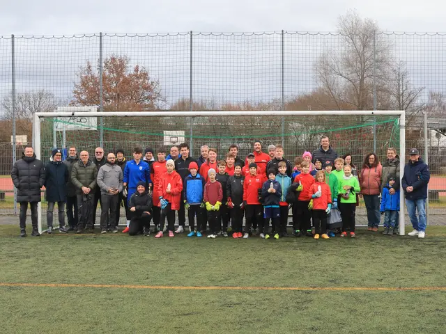 (fast) alle Teilnehmer an den Torwarttrainings (4 Gruppen „kleines Tor“ und 2 Gruppen „großes Tor“) sowie Trainer und Eltern