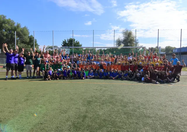 Gesamtfoto KiGa-Cup '25 mit 10 * Kita-Kindern, Betreuern und Schiedsrichtern 

