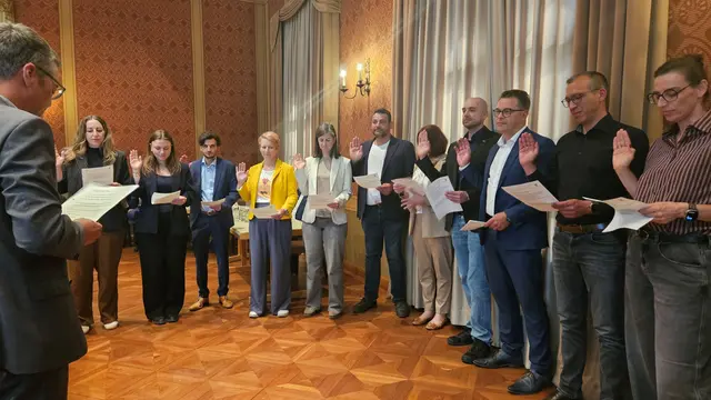 Vereidigung der neuen Stadtratsmitglieder (v.re: Brigitte Axthammer und Markus Hartmann (beide CSU), Claus Staudhammer und Andreas Fischer (beide AfD), Claudia Daniel (SPD), Florian Lettmair (FW), Magdalena Stemmer (SPD), Konny Haslbeck (GRÜNE), Johannes Gold (FDP), Paula Stahl (GRÜNE), Dr. Silvia Gerlsbeck Premet (Die Linke), sowie Bürgermeister Thomas Herker (SPD)