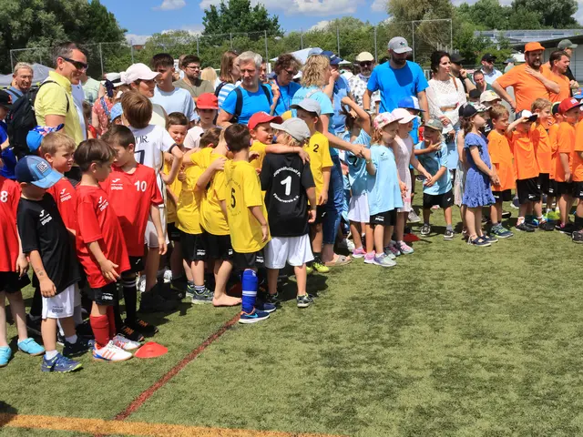 KiGa-Cup '25 - Kinder und Fans vor der Siegerehrung