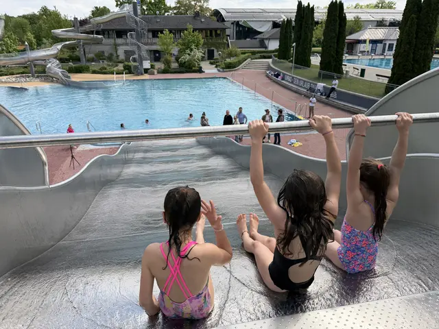 Drei Meter breit und 16 Meter lang: die neue Wellenrutsche am Nichtschwimmerbecken.   | Foto: Bäder Pfaffenhofen
