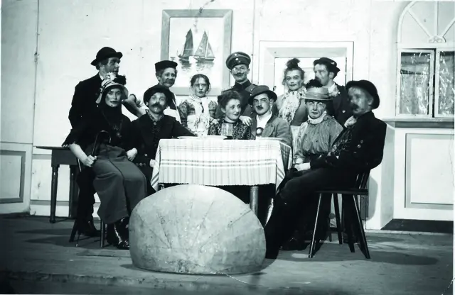 Die Jugend-Laienspielgruppe führte 1948 unter der Leitung von Toni Arzmiller mit großem Erfolg das Lustspiel „St. Pauli in St. Peter“ auf.  | Foto: Stadtarchiv Pfaffenhofen