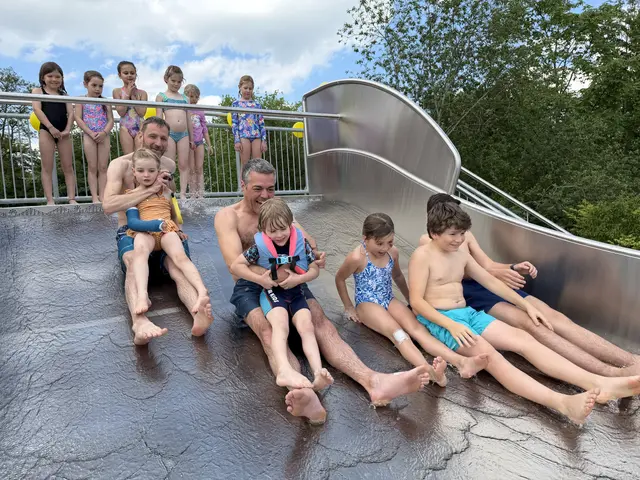 Die neue, 16-meter lange Attraktion im Ilmbad wurde ausgiebig getestet. Vorne mit dabei: Thomas Herker, Erster Bürgermeister mit seinen Kindern sowie Florian Brunthaler, Geschäftsführer der Bäder Pfaffenhofen mit Tochter.  | Foto: Bäder Pfaffenhofen
