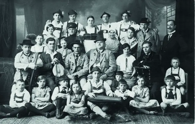 Im Jahr 1930 brachten Mitglieder des Trachtenvereins „Ilmtaler“ für einen wohltätigen Zweck das Stück „Das Vermächtnis des Wilderers“ auf die Bühne.  | Foto: Stadtarchiv Pfaffenhofen