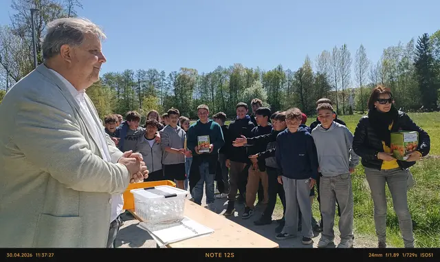 Schulleiter Dr. Frank Rehli (links im Bild) zeigte sich begeistert: „Unsere Baumpflanzaktion bringt die Jugendlichen direkt in die Natur. Sie lernen vor Ort und erleben Klimaschutz mit allen Sinnen".