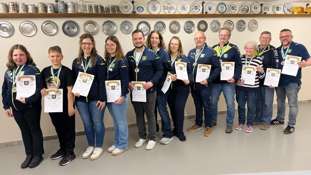Die Vereinsmeister: (v. l.) Katja Schweigard, Jonas Fritz, Anja Schweigard, Stefanie Reisner, Michael Halmich, Silvia Schweigard, Gerlinde Reisner, Manfred Schweigard, Erich Halmich, Ida Donaubauer sowie Heinz Repper und Stefan Mikolasch. | Foto:  ZSG Stegerbräu "die Ruaßigen" Pfaffenhofen