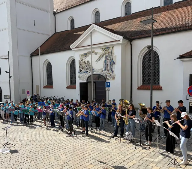 Die Jugendstadtkapelle und die Bläserklasse sorgten vor dem Haus der Begegnung für den musikalischen Auftakt des Tags der offenen Tür.  | Foto: © Städtische Musikschule Pfaffenhofen