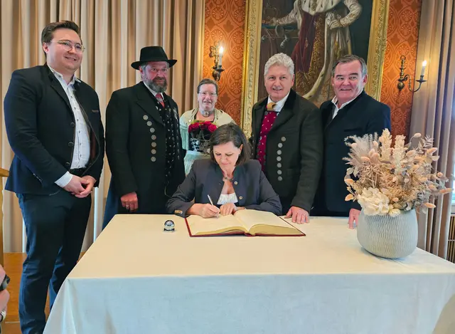 v.l.n.r.: Stadtrat Christian Moser, MdB, Armin Schmid vom Bayerischen Trachtenverband, Vorstand der „Ilmtaler“ Anna Felbermeir, Landtagspräsidentin Ilse Aigner, zweiter Bürgermeister Peter Heinzlmair, Landrat Albert Gürtner beim Eintrag von Frau Aigner ins Goldene Buch im Festsaal im Rathaus