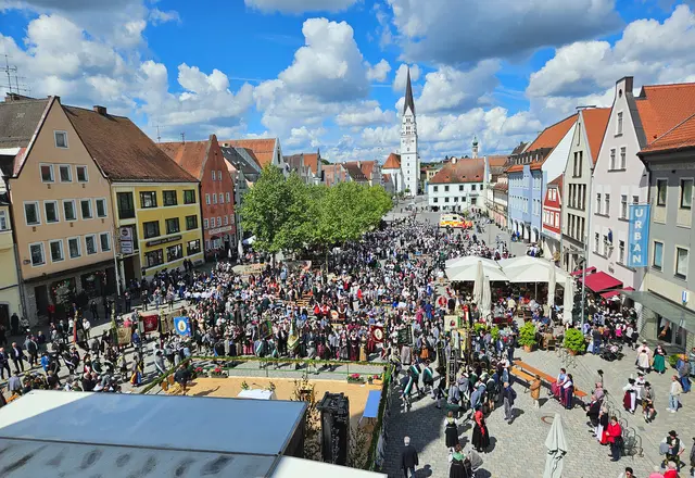 Hauptplatz von oben mit Bühne und tausenden Menschen