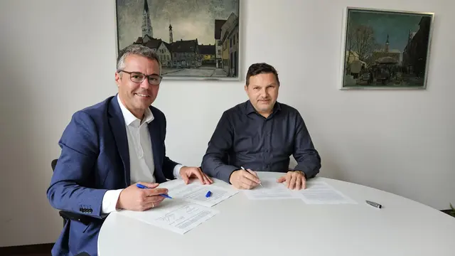 Erster Bürgermeister Thomas Herker und Stadtwerke-Vorstand Thomas Wiringer freuen sich auf die weitere Zusammenarbeit.  | Foto: Stadtwerke Pfaffenhofen 