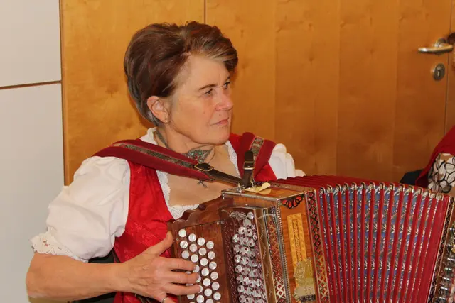 Der Hoagartn im Hofbergsaal bietet einen musikalischen Nachmittag mit bayerischer Tradition und geselligem Beisammensein.  | Foto: © Seniorenbüro