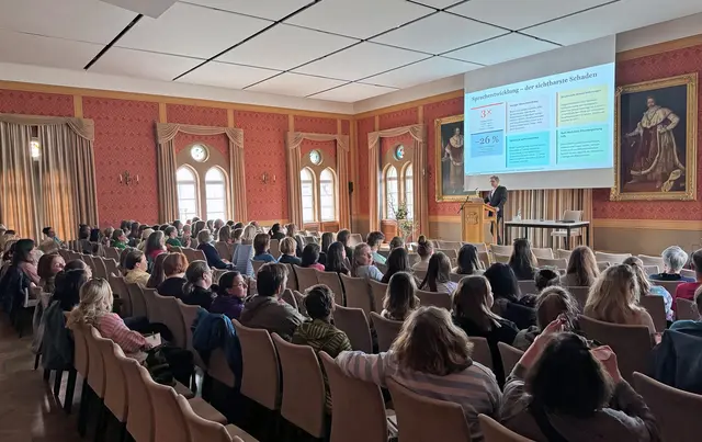 Festsaal mit zahlreichen Menschen